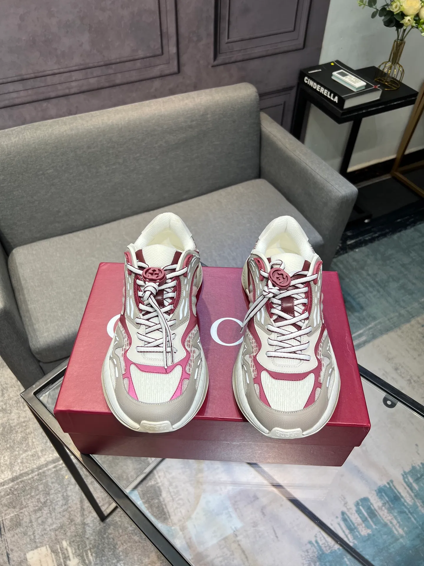 Men's Men's Shoes 💰900 Gucci Gucci 2.0 Sports Shoes Couple's Style Retro Casual Shoes Running Shoes Original Purchase, Development, Production Gucci 2.0 Sports Shoes reinterpret the brand's iconic striped webbing elements. This sneaker reinterprets the iconic details, using thick EVA soles with a smart silhouette, bringing a stable and comfortable wearing experience. Exquisite packaging at the delivery counter. Fabric: original imported cowhide + technical fabrics. Lining: original imported breathable mesh. Sole: original molded ultra-light foam rubber. Bottom thickness: 4CM. Size: 35-40 for women / 39-45 for men.